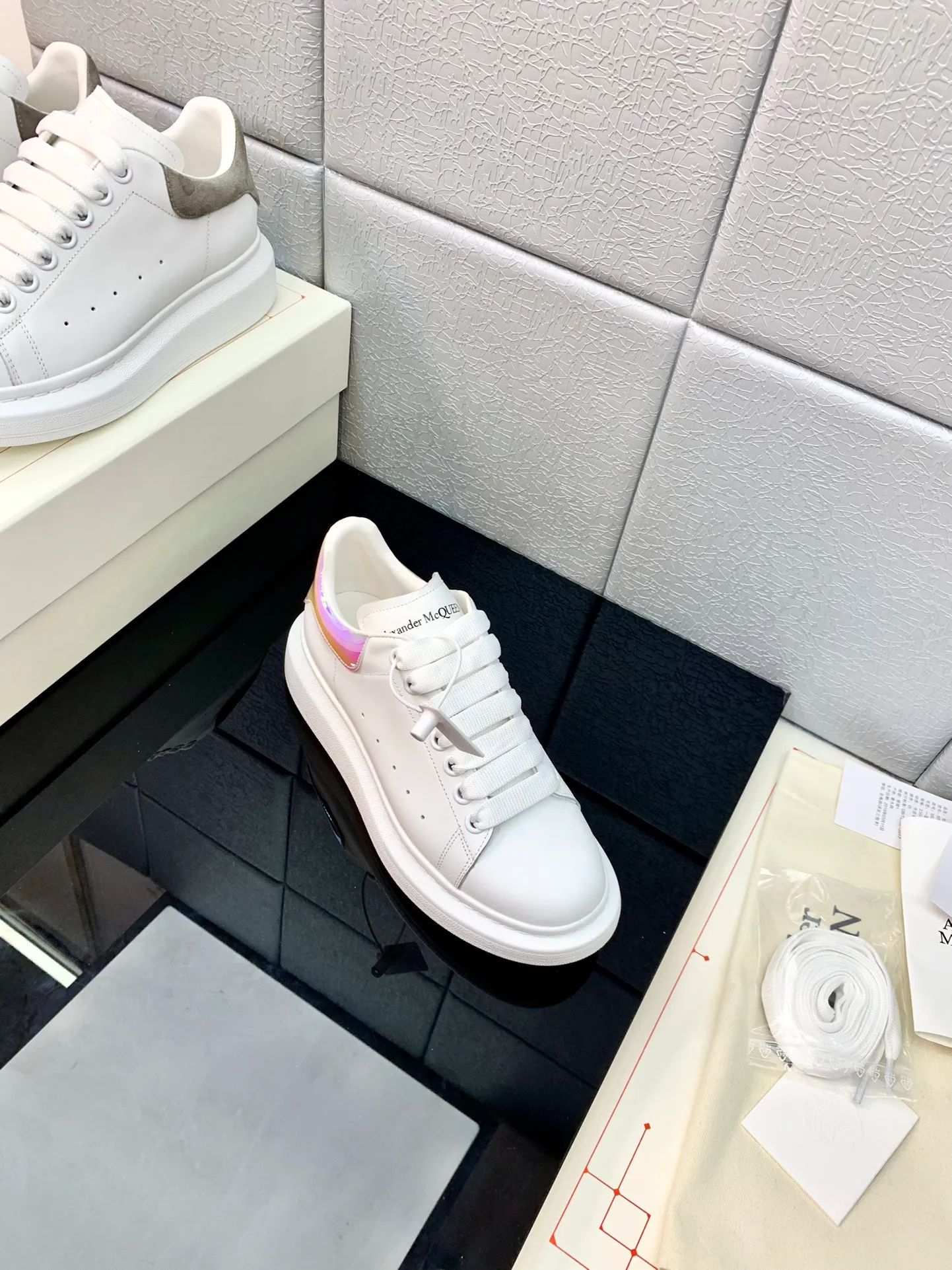 👟👟Ex-factory price 480👟👟 2022 latest upgraded version The latest McQueen white shoes original 1⃣: 1⃣ perfect replica ☑Deliver the latest counter full set of packaging 🎁Full series of color styles are constantly updated🥳🥳 🔺Fabric: Customized original matte silk cowhide 🔺Inner: imported water-dyed sheepskin lining/original customized soft cowhide cushion 🔺Feet: super clear high temperature air pressure logo➕soft latex pad 🔺Outsole: rubber T👟👟Ex-factory price U vacuum bottom/I👟👟Ex-factory price foam original bottom, thick bottom about 4cm 🔺Size: Female M34-40 Male M39-45